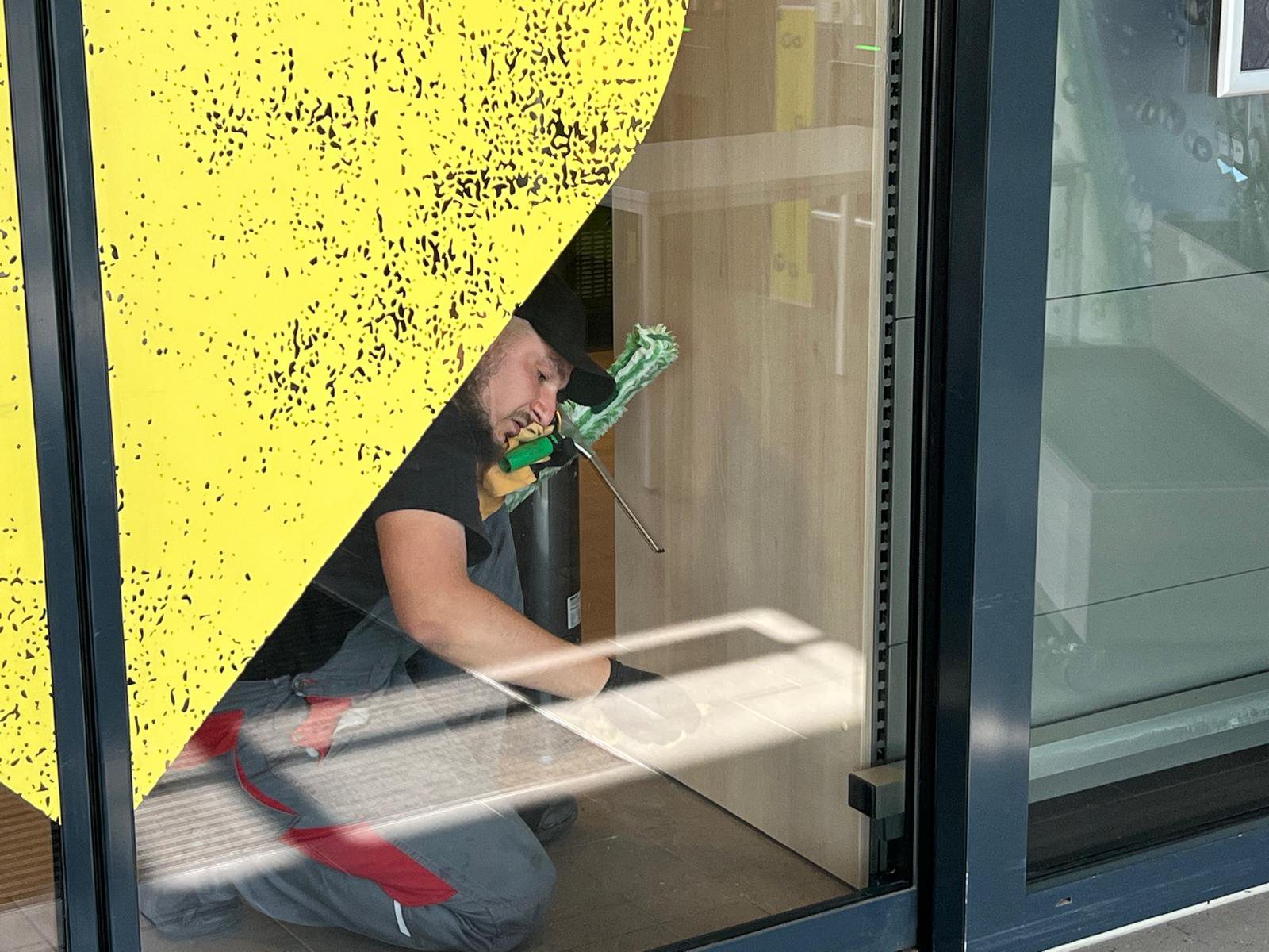 Glasreinigung einer Schaufensterfront – EASY Nürnberg, Großraum Nürnberg
