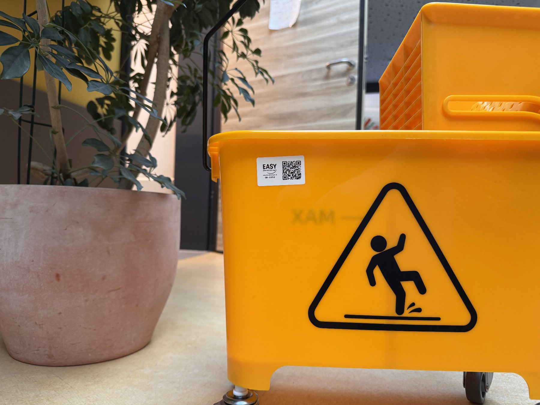 Unterhaltsreinigung im Eingangsbereich – Reinigungswagen mit Warnschild – EASY Nürnberg, Großraum Nürnberg